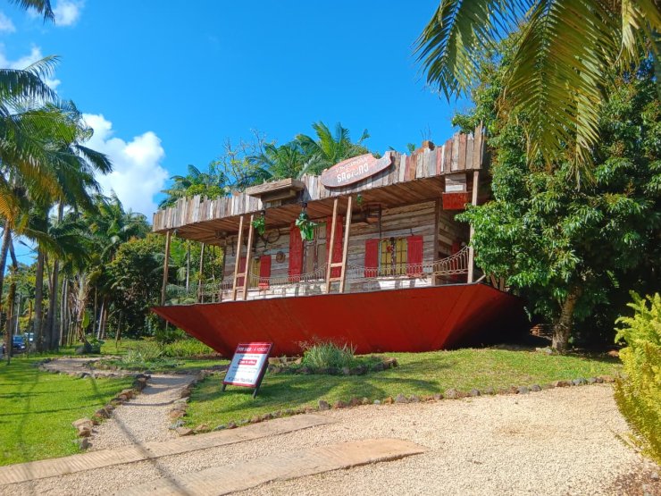 curious mauritius maison a l envers